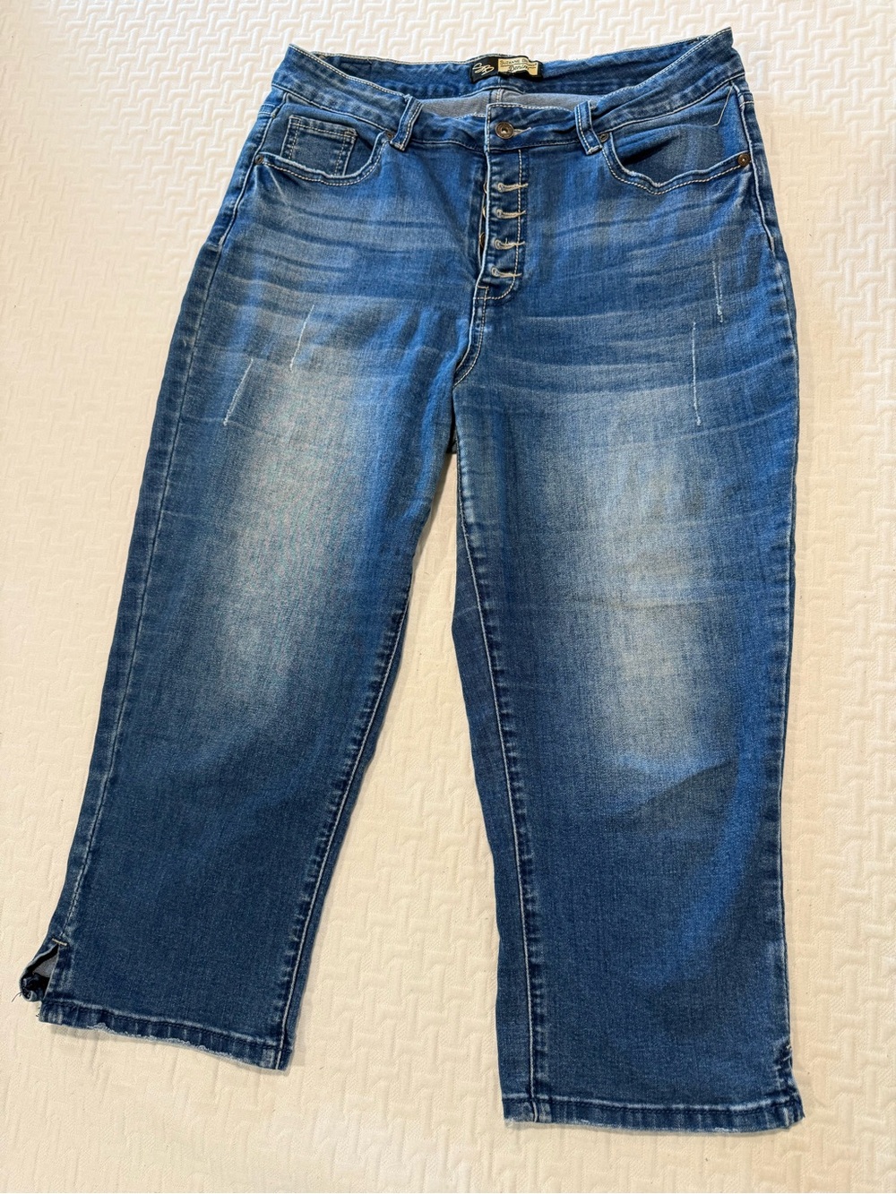 Suzanne Betro Women’s Blue Denim Cropped Capri Jeans